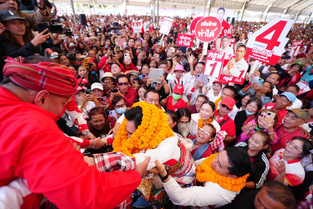 YodchananW's tweet image. วันนี้ 6 จุด 4 จังหวัด ร้อยเอ็ด, ยโสธร, กาฬสินธุ์ และขอนแก่น 

พบพี่น้องในทริปอีสานวันแรกครับ อีสานยังทำให้ผมรู้อบอุ่นเหมือนเคย

พรุ่งนี้ ไปกันต่อครับ เช้ายันค่ำ! พบกัน 7 จุด 4 จังหวัด เริ่มที่หนองบัวลำภู (ศรีบุญเรือง), ชัยภูมิ (ภูเขียว-แก้งคร้อ), ขอนแก่น…