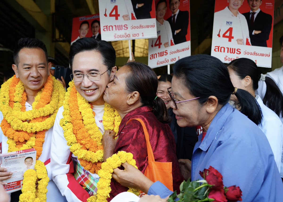 YodchananW's tweet image. วันนี้ 6 จุด 4 จังหวัด ร้อยเอ็ด, ยโสธร, กาฬสินธุ์ และขอนแก่น 

พบพี่น้องในทริปอีสานวันแรกครับ อีสานยังทำให้ผมรู้อบอุ่นเหมือนเคย

พรุ่งนี้ ไปกันต่อครับ เช้ายันค่ำ! พบกัน 7 จุด 4 จังหวัด เริ่มที่หนองบัวลำภู (ศรีบุญเรือง), ชัยภูมิ (ภูเขียว-แก้งคร้อ), ขอนแก่น…