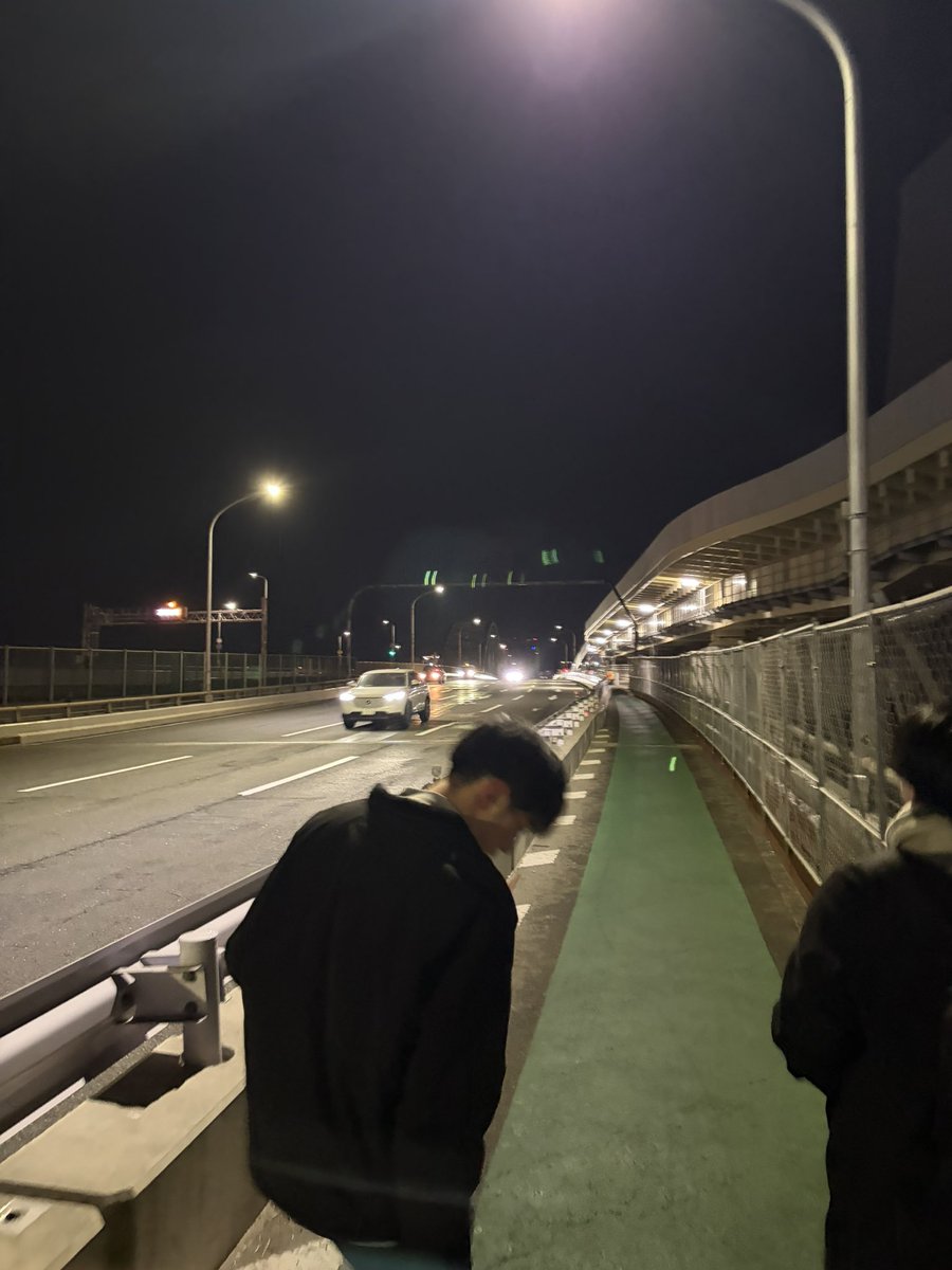 bamine64's tweet photo. 終電逃した男 https://t.co/Cr4wqyi90N