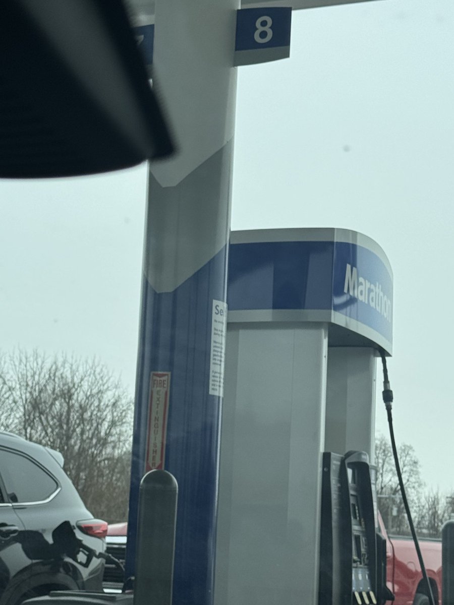 chelletalks's tweet image. Every pump at the gas station is taken and there is a line waiting in preparation of the impending winter storm! 🥶