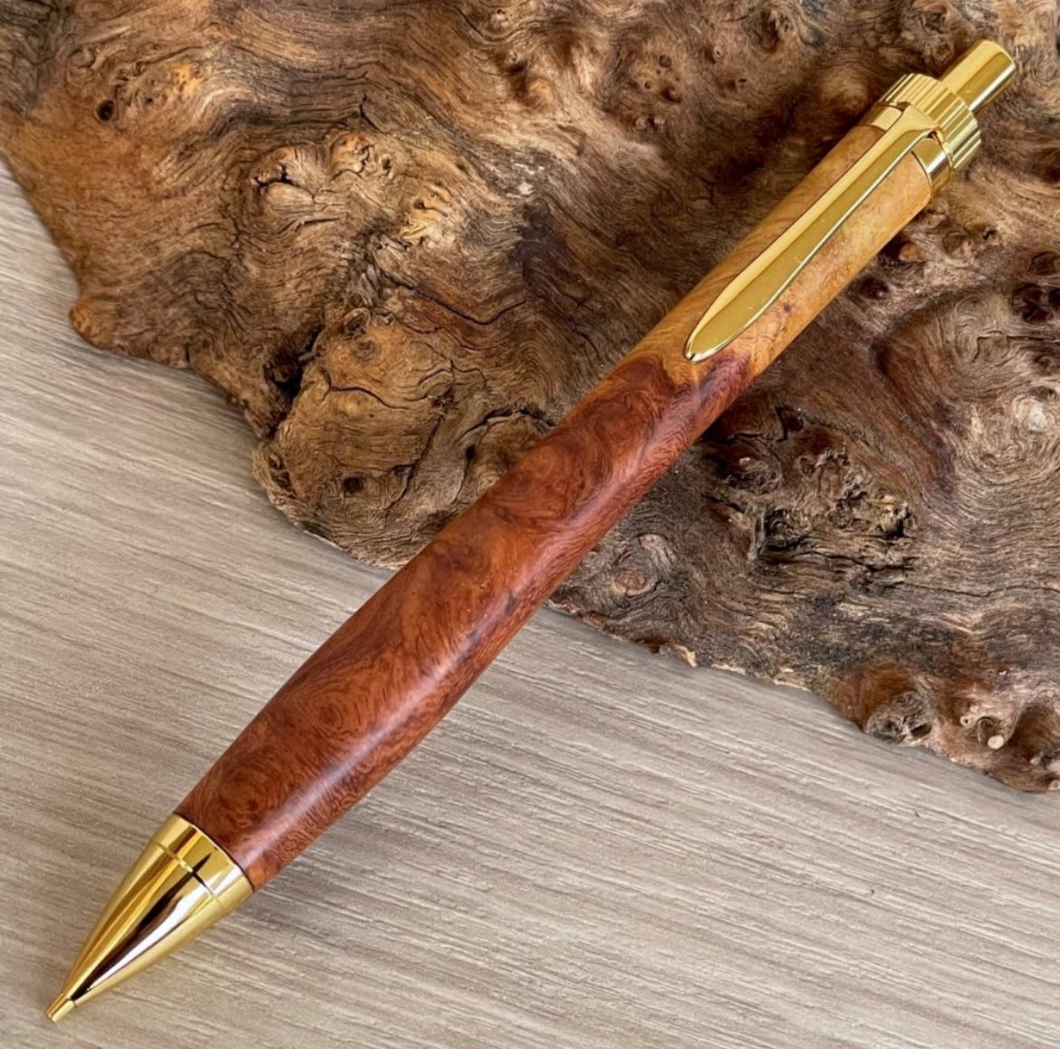 花梨瘤紅白 / UMA 木軸シャープペンシル/ゴールド金具 (一点もの！601296)ボールペンに変更可能・金具色の変更可能

掲載が完了しました
是非ご覧ください😊

mukuya.stores.jp/items/6974e404…

#MUKU屋 #木軸ペン #花梨瘤紅白 #木軸シャープペンシル #木軸ボールペン