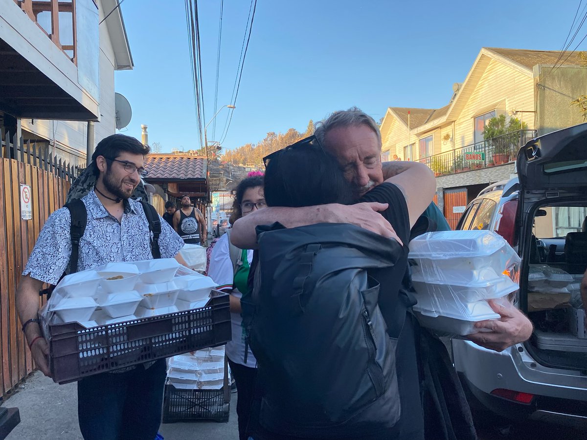 Recorrimos #Lirquen con una muy buena recepción de los y las vecinas conversando sobre la importancia de la solidaridad y de seguir luchando por nuestros derechos.  ✊🏾A refundar #Chile! La lucha continua! No a la #minera! A defender nuestros territorios!
#prensa #ahora #incendio