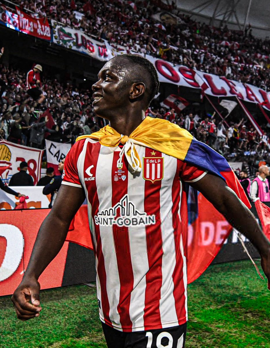 DataFutebol's tweet photo. Edwin Cetré, atacante colombiano do Estudiantes, esta muito perto de se tornar reforço do ATHLETICO PARANAENSE.

Já existe um princípio de acordo com o Estudiantes.

Caso se confirme, ele será o 8º COLOMBIANO (!) no elenco do Furacão.

Via @urieliugt | @furlanvs https://t.co/lIFcxcsOCv