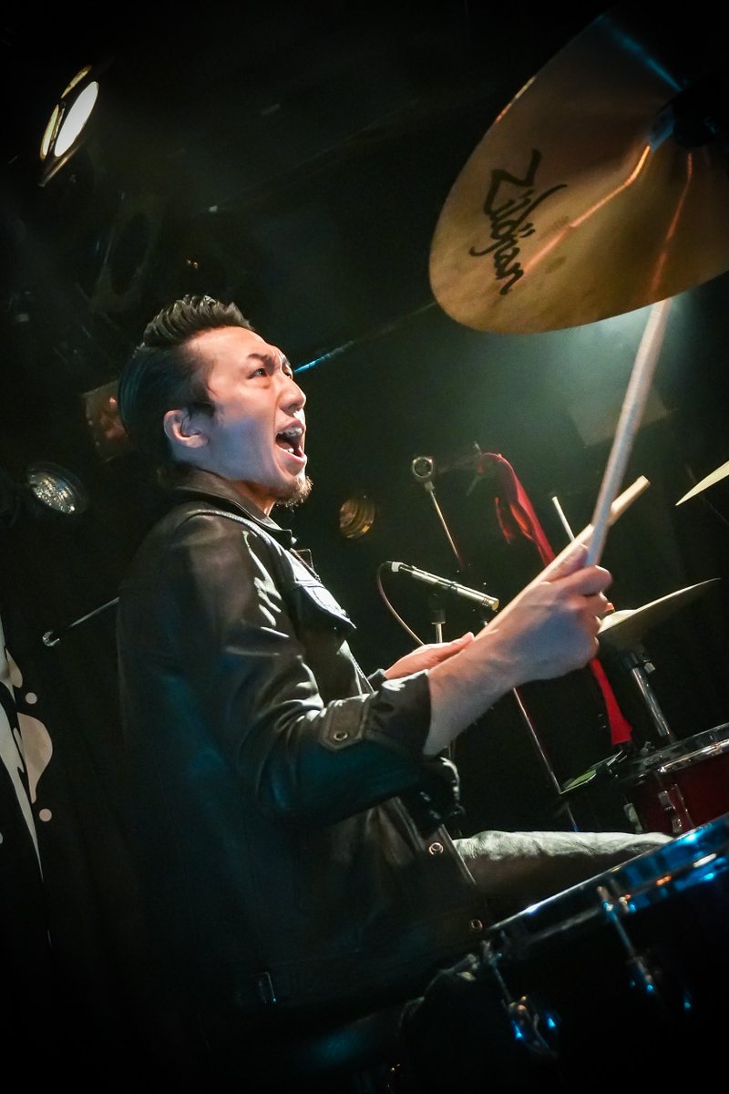 RYOKLAXON's tweet image. ハッピーバースデー トゥー ミー！

去年は作業療法士の資格取ったり結婚したり
夢だった人生初のアメリカでライブやったりJOHNNY PANDORAに加入したりとニュース続きでした

今年もデケェニュースをボンボンお報せ出来るように頑張りますのでよろしくお願いいたします！！