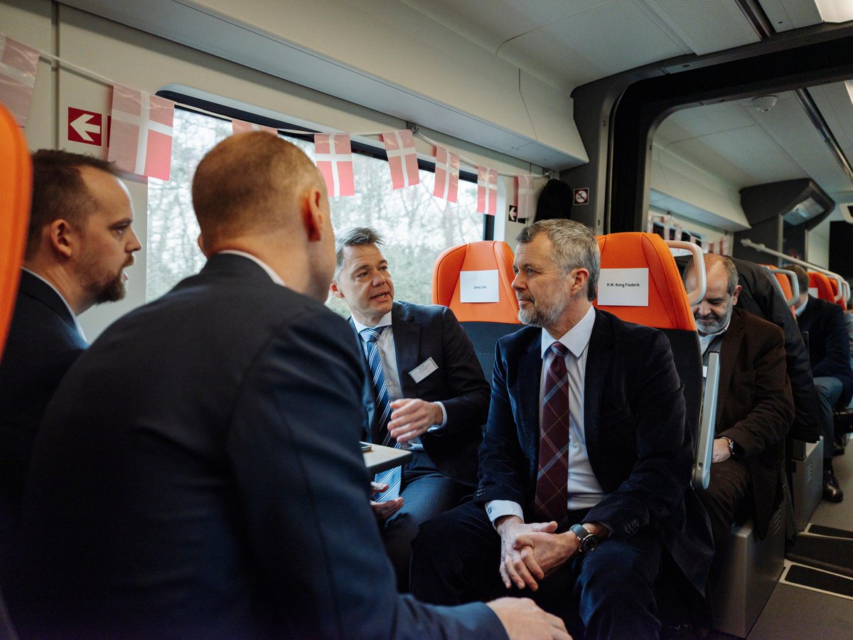 Siemens's tweet image. Battery trains powering Denmark’s green #mobility🚆 Together with Midtjyske Jernbaner, our Mireo Plus B trains are now in passenger service in West Jutland, replacing diesel fleets and enabling cleaner, quieter rail without full #electrification. 🇩🇰