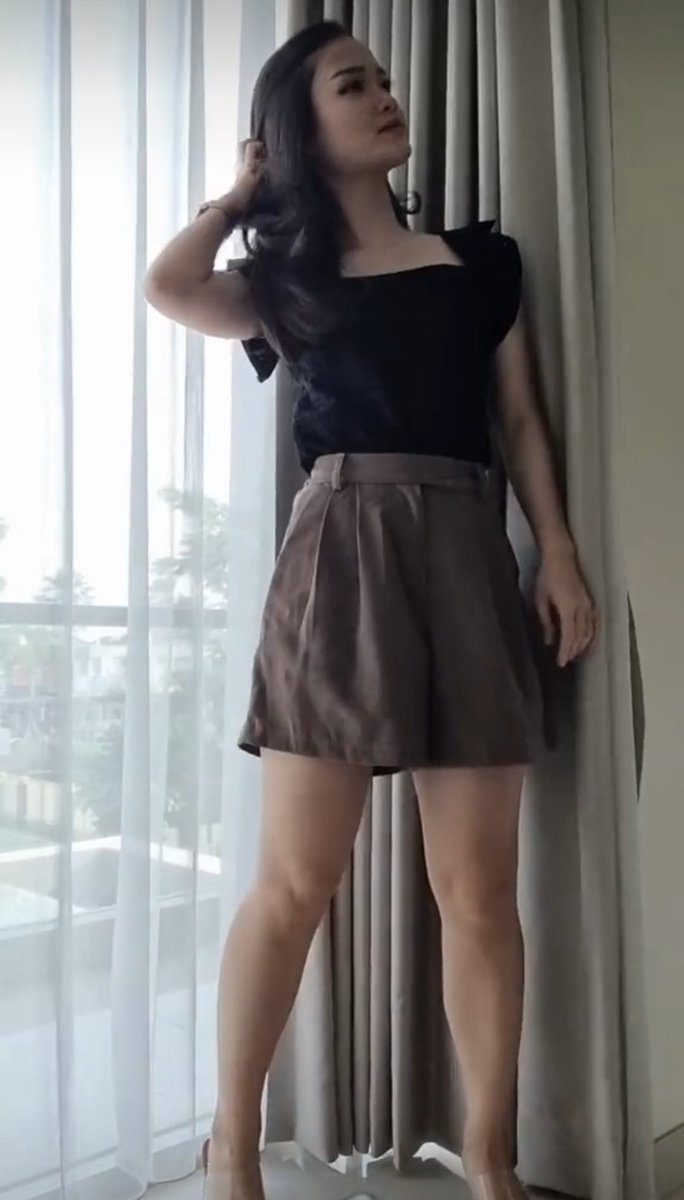 niuniuset's tweet photo. 7)Vela pun membiarkan si A masuk ke rumah dan akhirnya mereka cekcok. Si A pun membahas tentang Vela yang selalu menolaknya melakukan sex. Mereka pun saling berargumen dan mencaci sampai akhirnya tamparan mendarat di pipi mulus Vela. Vela yang kaget pun menangis dan mengusir si A https://t.co/TxDRWrVE9p