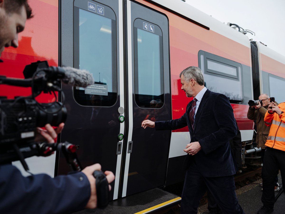 Siemens's tweet image. Battery trains powering Denmark’s green #mobility🚆 Together with Midtjyske Jernbaner, our Mireo Plus B trains are now in passenger service in West Jutland, replacing diesel fleets and enabling cleaner, quieter rail without full #electrification. 🇩🇰
