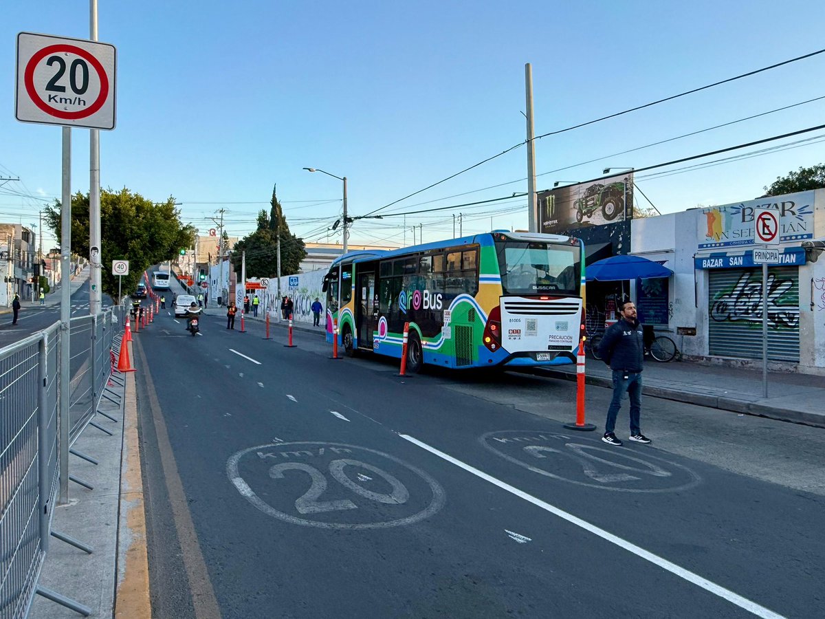🚧Hoy iniciamos el operativo de movilidad en Prolongación Corregidora Norte por los trabajos de la obra Tren México - Querétaro.

Te invitamos a mantenerte atento a la información, usar las vías alternas señaladas y tomar precauciones.

Planea tu ruta con anticipación y evita
