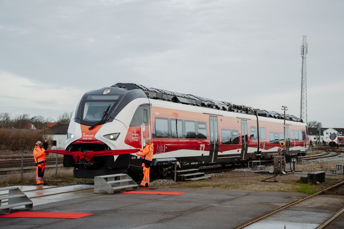 Siemens's tweet image. Battery trains powering Denmark’s green #mobility🚆 Together with Midtjyske Jernbaner, our Mireo Plus B trains are now in passenger service in West Jutland, replacing diesel fleets and enabling cleaner, quieter rail without full #electrification. 🇩🇰