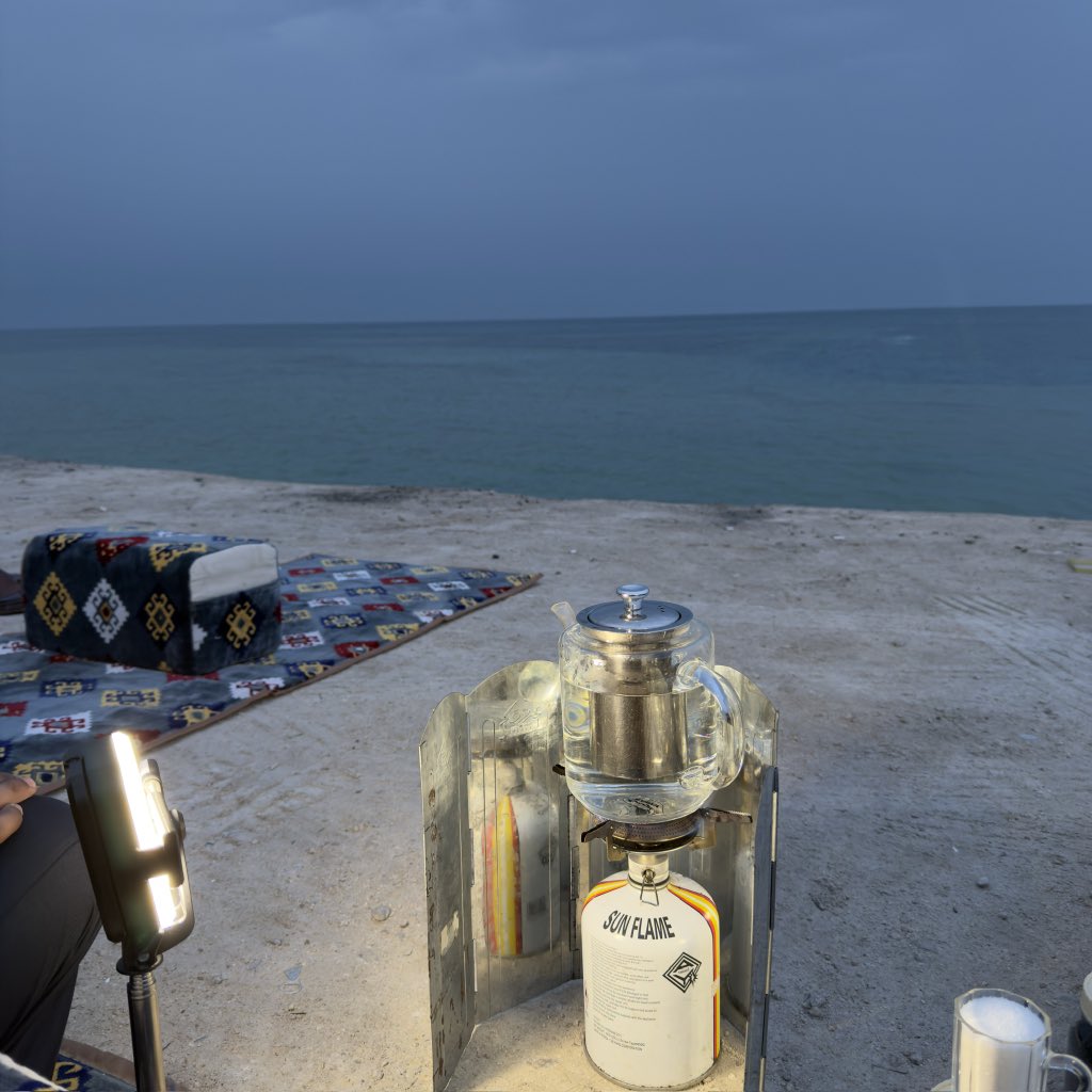 pluddypunk's tweet image. انا غرب واللي خاطري ينتحي له شرق
بعيداً وطن مظنون عيني عن اوطاني 

حصل في غروب الشمس بيني وبينه فرق
عسى الله يقرب دار من حبه اشقاني