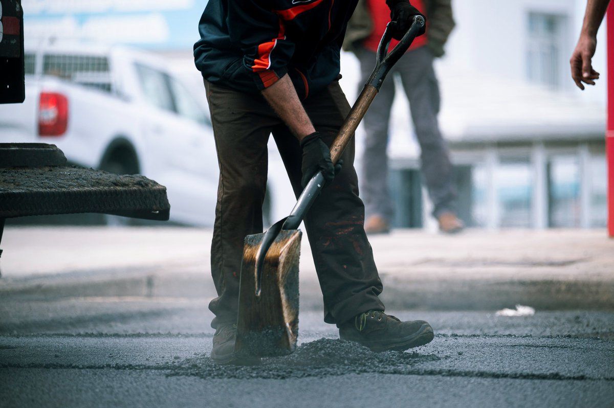 🚧 Realizamos trabajos de asfaltado en la Avenida El Sol, una de las principales vías de Bajamar.

Mientras duren las obras, la Avenida del Gran Poder se habilitará en doble sentido, por lo que no se podrá aparcar. Disculpen las molestias.
