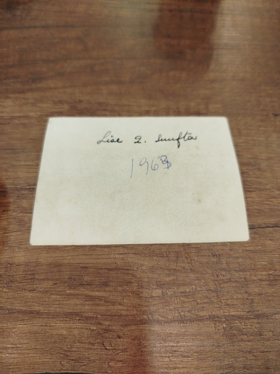 Dostlar, bir sahafta bulduğum 1969 tarihli bu lise defteri Zerrin Zeren isimli bir kadına ait. İst. Üniversitesi öğrencisiymiş. İçinde çok eski fotoğrafı da var. Bu hanımefendinin kendisi ya da çocuklarına torunlarına ulaşıp teslim etmek istiyorum. Elden ele bi zahmet.. #hatıra