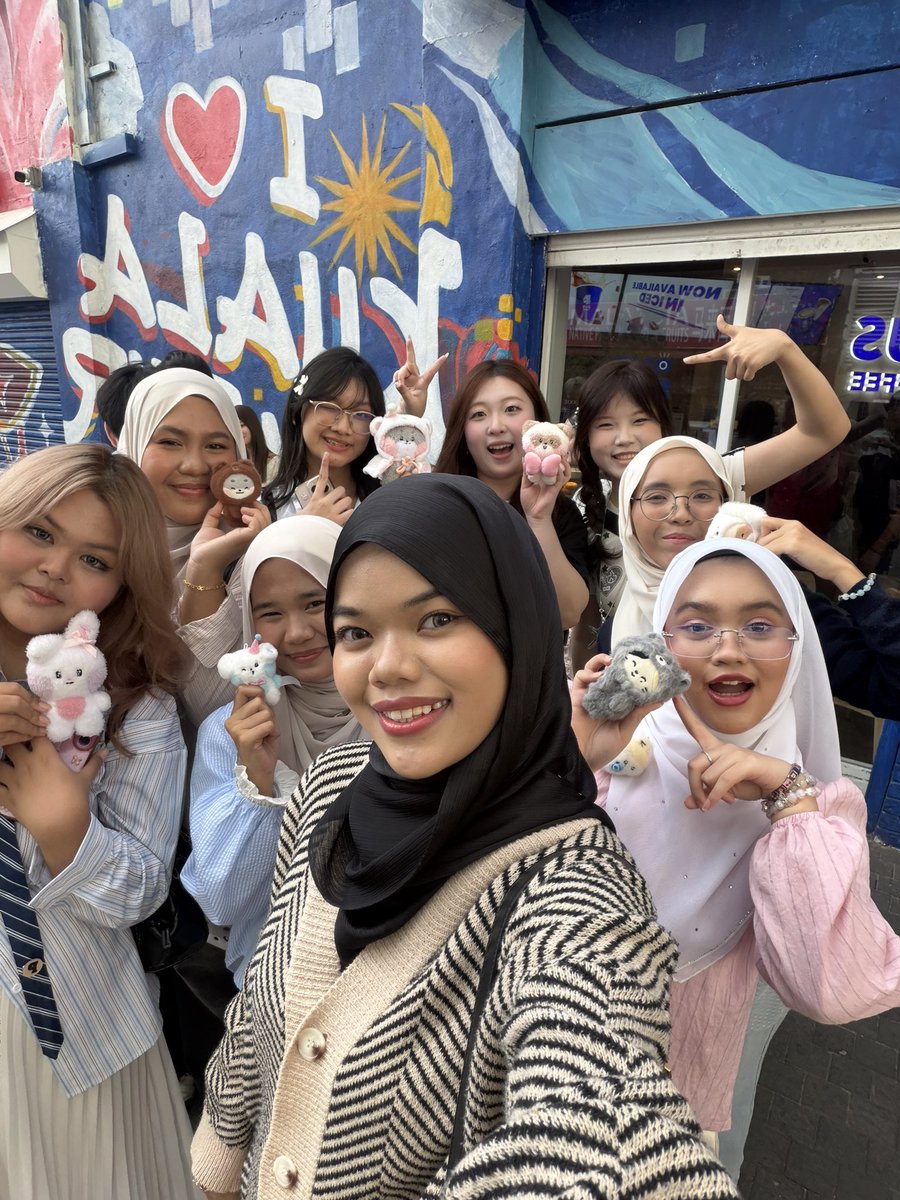 rjssnr's tweet image. met zeroses from other country that wanna recreate zhanghao’s KL pic too today and took a selca tgt &amp;gt;&amp;lt; a loveeee a ZEROSEFUL DAY SOOO MUCH 🌹💙