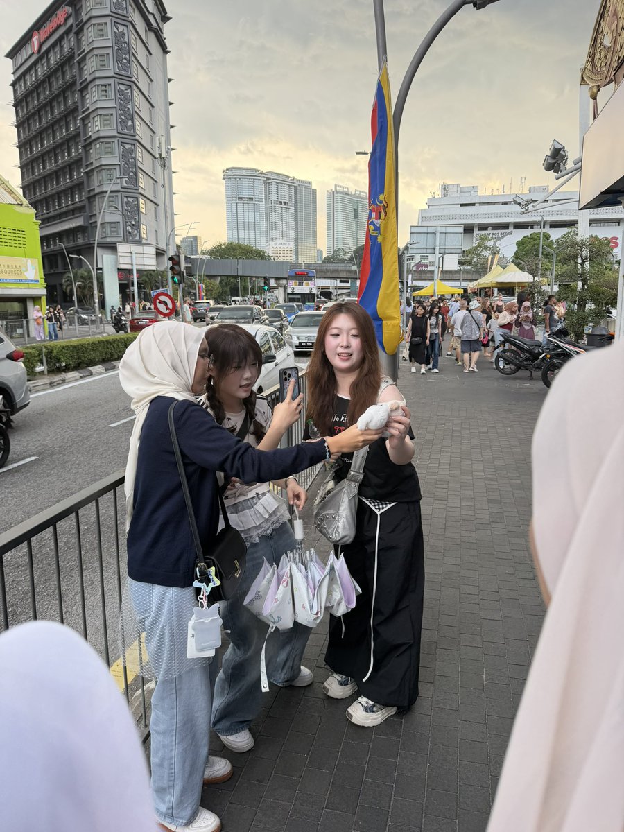 rjssnr's tweet image. met zeroses from other country that wanna recreate zhanghao’s KL pic too today and took a selca tgt &amp;gt;&amp;lt; a loveeee a ZEROSEFUL DAY SOOO MUCH 🌹💙