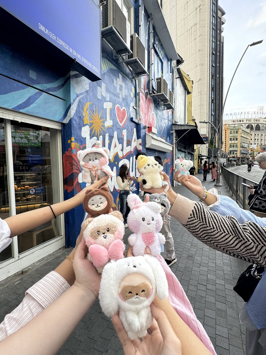 rjssnr's tweet image. met zeroses from other country that wanna recreate zhanghao’s KL pic too today and took a selca tgt &amp;gt;&amp;lt; a loveeee a ZEROSEFUL DAY SOOO MUCH 🌹💙