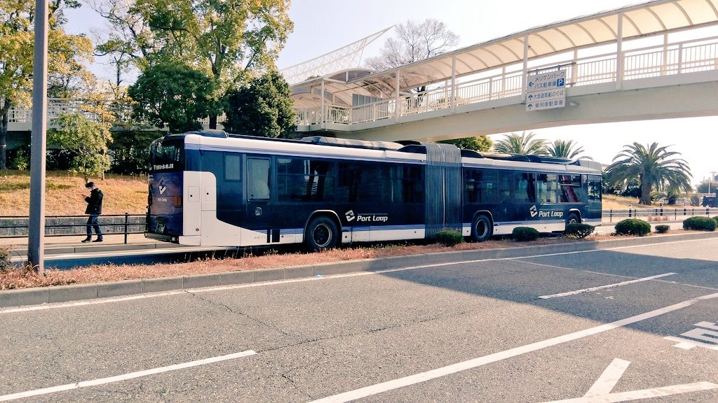 ts4rWEpSMDXrSvn's tweet photo. #ポートループ
新神戸駅ー神戸駅間の主に湾岸地域を周回し結ぶバス
この路線には連接バスが使われ過日その走りを楽しんで来た

初体験の連接バスは
交差点で車体をくねらせて走る姿が魅力的🤭
それにしてもクレカタッチで乗車が叶うのは便利だったなぁ
#神姫バス
#PortLoop https://t.co/1j8V4MQXgA