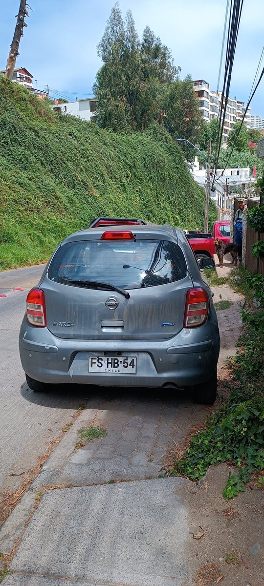 carolabt's tweet photo. Nuevamente calle las elenas, trato de subir niños y no puedo, xq el auto bloquea @municoncon @Carabdechile https://t.co/d3y79bn3Ai