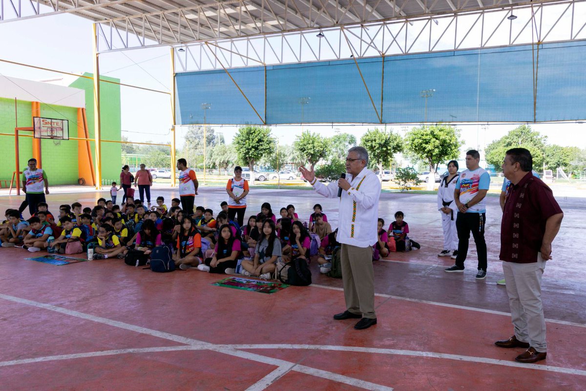 Este #DíaInternacionalDeLaEducación, el #SNTE, dirigido por el Mtro. Alfonso Cepeda, refrenda su compromiso con la enseñanza de niñas, niños y jóvenes mexicanos. A las y los docentes nos enorgullece acompañarlos en el ejercicio de ese derecho que les permitirá un mejor futuro👩‍🎓👨‍🎓