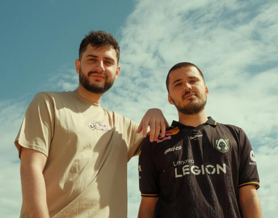 elretroide's tweet photo. EXCLUSIVA ‼️: Mixwell &amp; SirMaza han roto su Amistad debido a una discusión en el equipo de la Jubilona, Oscar le ha dejado de seguir, además, no se han dado likes ni comentarios en sus últimas publicaciones. https://t.co/FqaNPQ1RuD