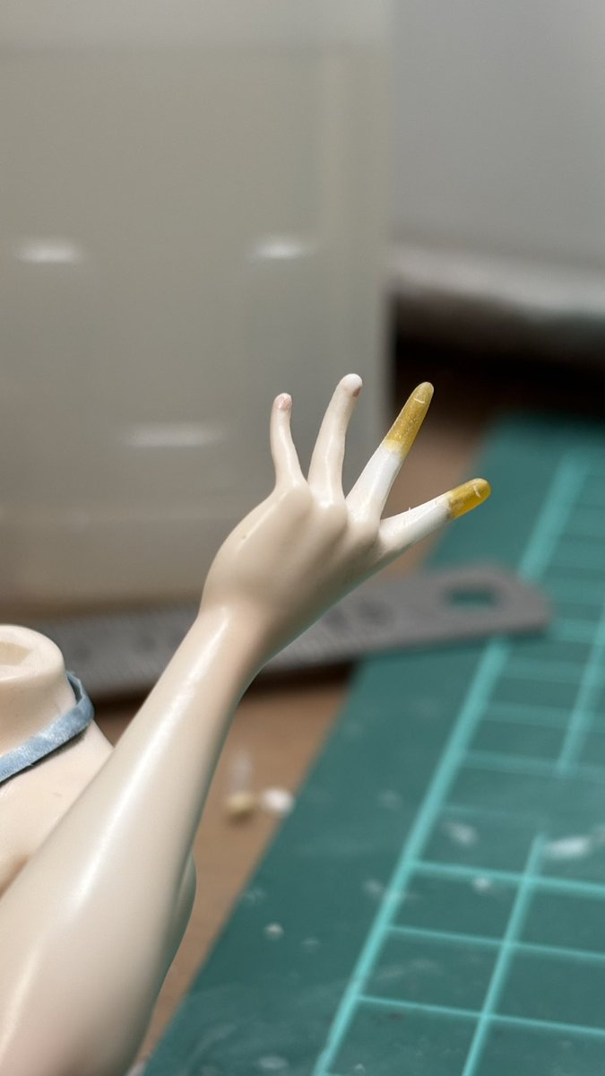 落とした時に指が折れてしまったので修復してるけど、爪のモールドが無くてっていってたけどごめんなさい。

1／7サイズぐらいでは自分では作れません。