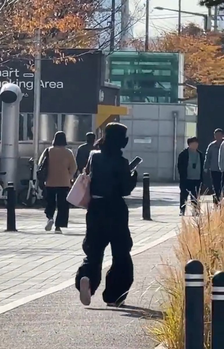 MAXjiwoo's tweet image. 지우 이때까지 목격담 사진 뜬거 두번 봤는데 둘다 저 바지야