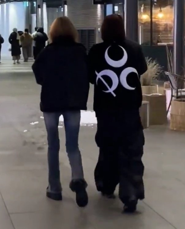 MAXjiwoo's tweet image. 지우 이때까지 목격담 사진 뜬거 두번 봤는데 둘다 저 바지야