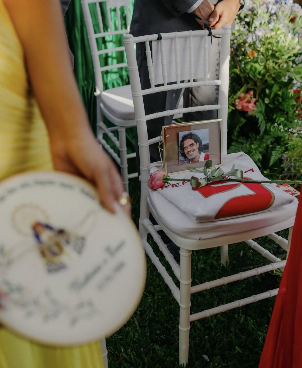 Enzo jogador do Vila Nova e filho do Fernandão, em seu casamento colocou um retrato do pai numa cadeira exclusiva. 

📷 Divulgação