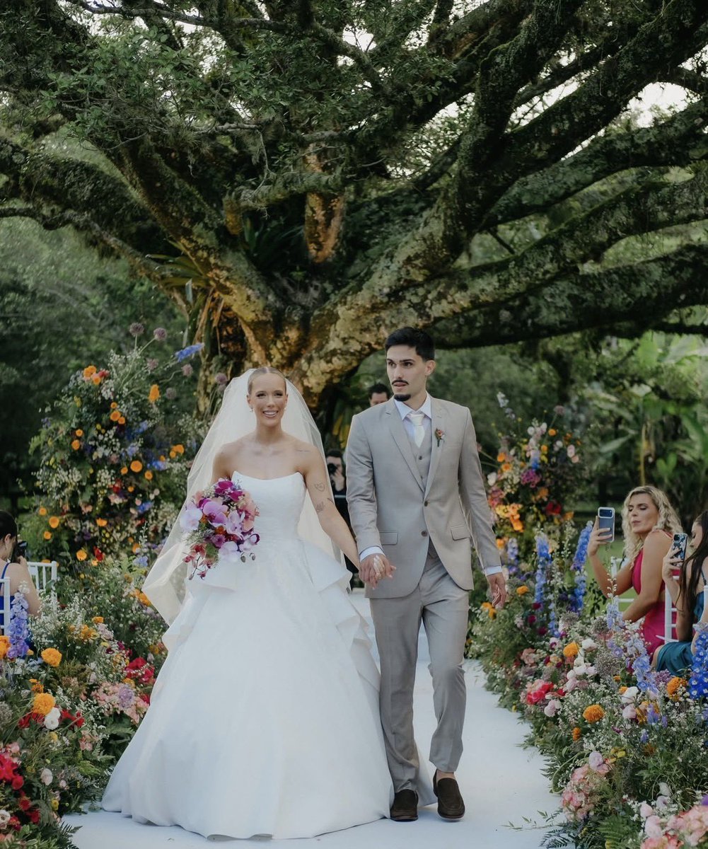 liberta___depre's tweet photo. Enzo jogador do Vila Nova e filho do Fernandão, em seu casamento colocou um retrato do pai numa cadeira exclusiva. 

📷 Divulgação https://t.co/HgVnnMXeoq