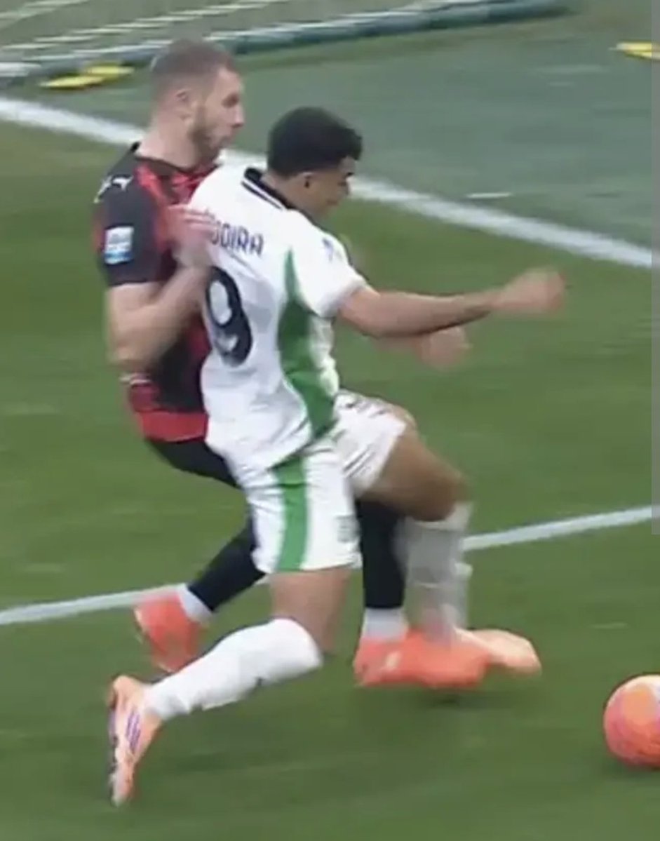 RisorgINT's tweet image. Vedere i #milanisti gridare allo scandalo e alla Marotta League per un rigore SACROSANTO dato all'#Inter ieri contro il Pisa fa abbastanza ridere, quando loro hanno ricevuto molteplici favori arbitrali da inizio campionato ad oggi.

Che bella la #FurlaniLeague

 #brucioridiculo