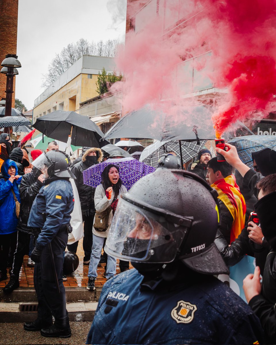 aleix_a_a's tweet photo. Un nombrós grup de persones aturen la mobilització d’un grup d’ultradreta que no ha congregat més de deu persones a Olot. El grup ultradretà, de caràcter obertament racista i afí al partit de Sílvia Orriols, ha estat protegit per un fort desplegament policial.

#Olot #Catalunya https://t.co/LqDIoM3UyH