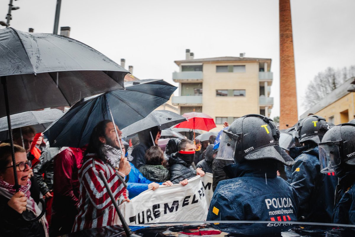 aleix_a_a's tweet photo. Un nombrós grup de persones aturen la mobilització d’un grup d’ultradreta que no ha congregat més de deu persones a Olot. El grup ultradretà, de caràcter obertament racista i afí al partit de Sílvia Orriols, ha estat protegit per un fort desplegament policial.

#Olot #Catalunya https://t.co/LqDIoM3UyH