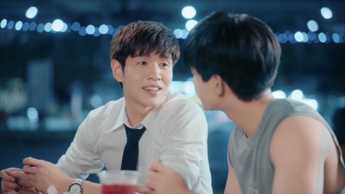 KomsakAddams's tweet image. ซีนแบบนี้กลมกล่อมดีนะ อยากเป็นแฟนเขา แต่ก็กลัวว่ายังเด็กไป ขณะเดียวกันถ้าปล่อยไว้ ก็กลัวเขาจะไปมีคนอื่นก่อนที่ตัวเองจะโต เอ็นดูมาก

คนคิดบทอะไรแบบนี้ได้ รู้เลยว่าไม่ได้มาจากหัว ต้องมาจากประสบการณ์จริง เพราะถ้าไม่เคยอยู่ในจุดนี้แล้วเขียนออกมา มันจะหวานเกินไป…