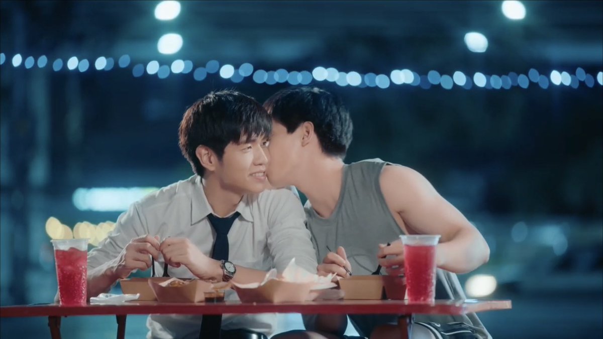 KomsakAddams's tweet image. ซีนแบบนี้กลมกล่อมดีนะ อยากเป็นแฟนเขา แต่ก็กลัวว่ายังเด็กไป ขณะเดียวกันถ้าปล่อยไว้ ก็กลัวเขาจะไปมีคนอื่นก่อนที่ตัวเองจะโต เอ็นดูมาก

คนคิดบทอะไรแบบนี้ได้ รู้เลยว่าไม่ได้มาจากหัว ต้องมาจากประสบการณ์จริง เพราะถ้าไม่เคยอยู่ในจุดนี้แล้วเขียนออกมา มันจะหวานเกินไป…