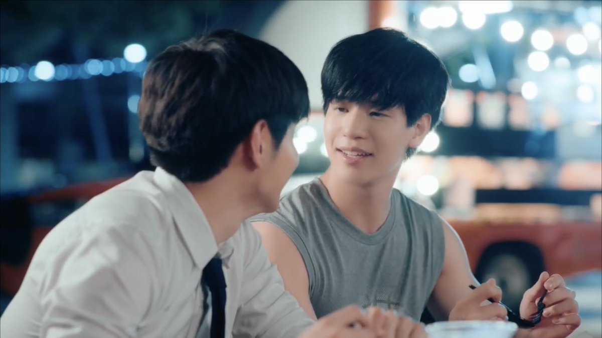 KomsakAddams's tweet image. ซีนแบบนี้กลมกล่อมดีนะ อยากเป็นแฟนเขา แต่ก็กลัวว่ายังเด็กไป ขณะเดียวกันถ้าปล่อยไว้ ก็กลัวเขาจะไปมีคนอื่นก่อนที่ตัวเองจะโต เอ็นดูมาก

คนคิดบทอะไรแบบนี้ได้ รู้เลยว่าไม่ได้มาจากหัว ต้องมาจากประสบการณ์จริง เพราะถ้าไม่เคยอยู่ในจุดนี้แล้วเขียนออกมา มันจะหวานเกินไป…