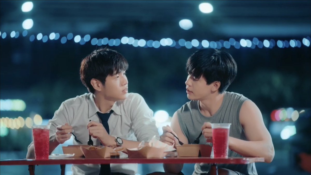 KomsakAddams's tweet image. ซีนแบบนี้กลมกล่อมดีนะ อยากเป็นแฟนเขา แต่ก็กลัวว่ายังเด็กไป ขณะเดียวกันถ้าปล่อยไว้ ก็กลัวเขาจะไปมีคนอื่นก่อนที่ตัวเองจะโต เอ็นดูมาก

คนคิดบทอะไรแบบนี้ได้ รู้เลยว่าไม่ได้มาจากหัว ต้องมาจากประสบการณ์จริง เพราะถ้าไม่เคยอยู่ในจุดนี้แล้วเขียนออกมา มันจะหวานเกินไป…