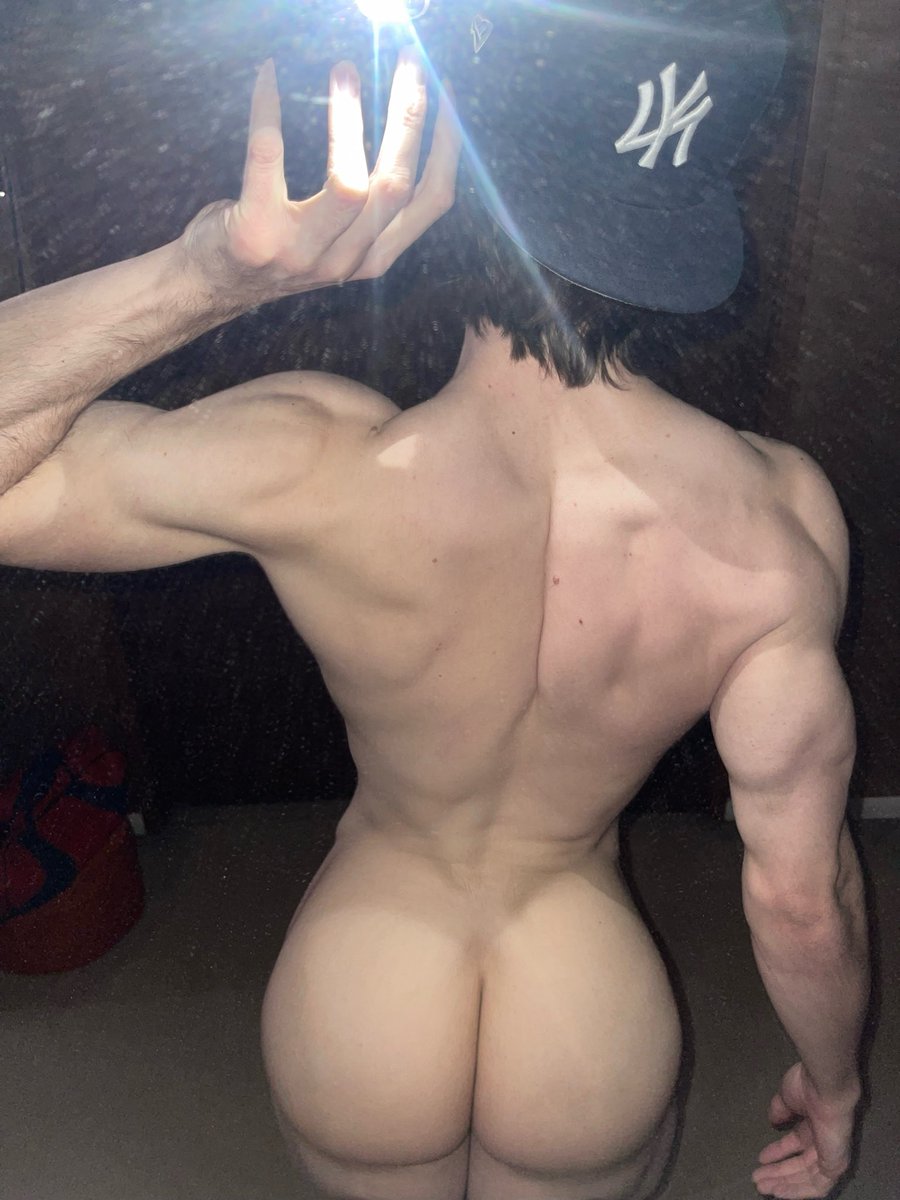 immichaelwalker's tweet photo. I plan on being naked for the entire weekend 😜 good morning! https://t.co/JRHxyuE54u