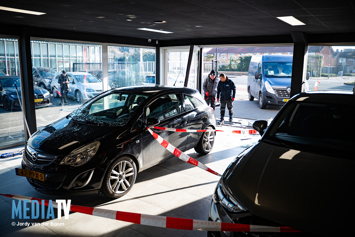 Auto rijdt showroom binnen aan Merwedestraat, Dordrecht