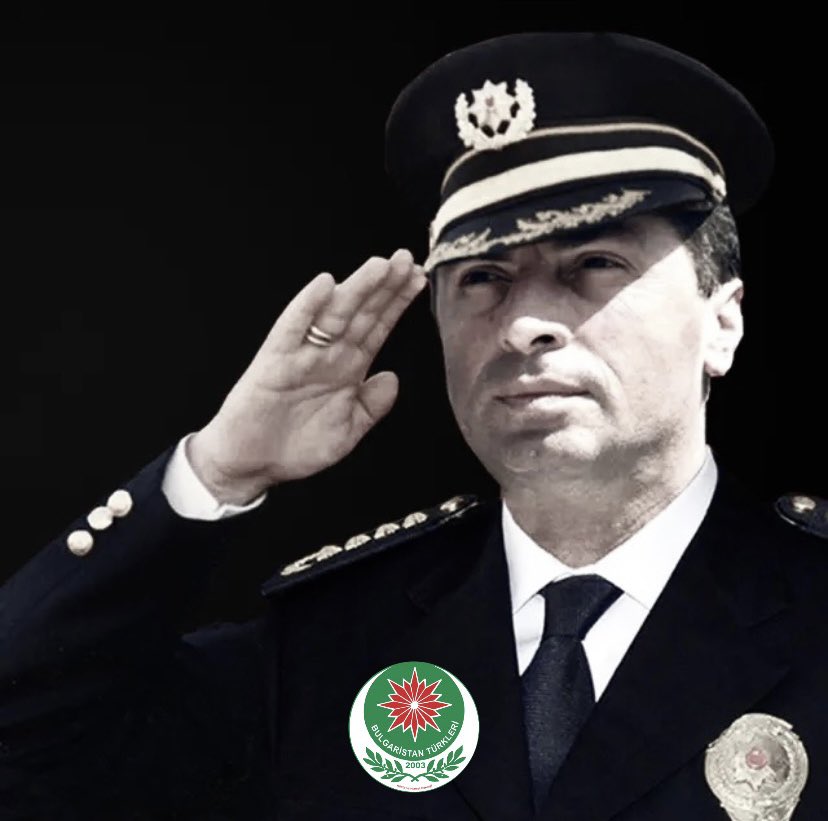 Görevini hukuk, vicdan ve halkla kurduğu güçlü bağla yürüten Emniyet Müdürü Ali Gaffar Okan’ı saygı ve rahmetle anıyoruz.

#aligaffarokkan
