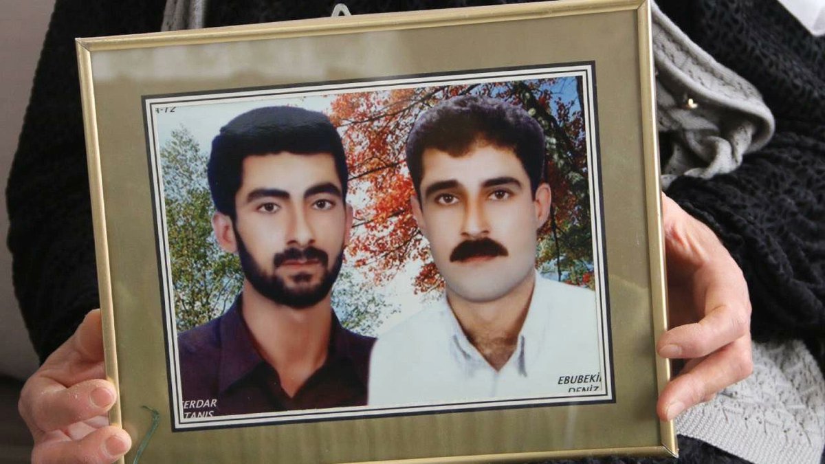 Serdar Tanış ve Ebubekir Deniz 25 yıl önce bugün Silopi jandarma karakolunda gözaltında kaybedildi. Olay sonrası gittiğimiz Silopi de komutan Levent Ersöz tarafından tehdit edildik.Bize şöyle bağırıyordu ;’burası Şırnak Cumhuriyeti burda benim sözüm geçer’ !! Unutmadık! #Silopi