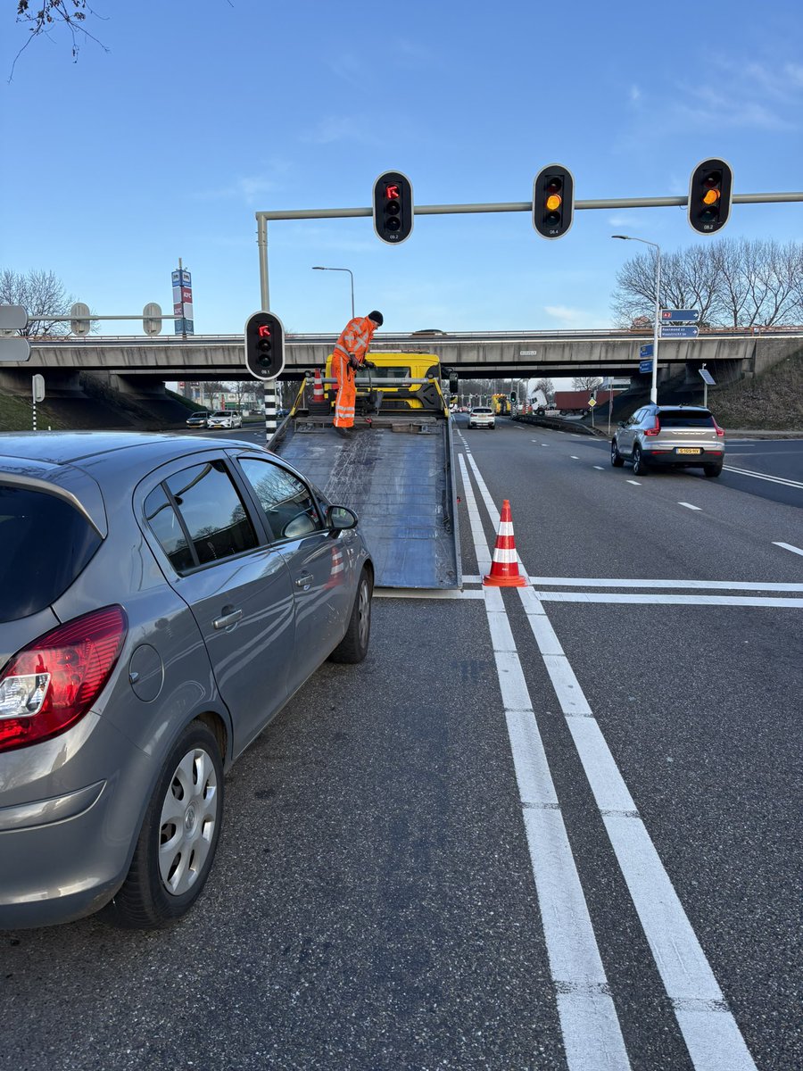 WIS_Marcel_'s tweet photo. Terwijl de aannemer mijn afzetting had overgenomen en de zware berger ter plaatse kwam zag ik dat er een auto was stilgevallen op de #N275 bij het kruispunt voor mij, daar ook maar even een berging voor opgestart en beveiligd. Zo helpen we ook soms op de provinciale wegen. https://t.co/zO7SGUK618