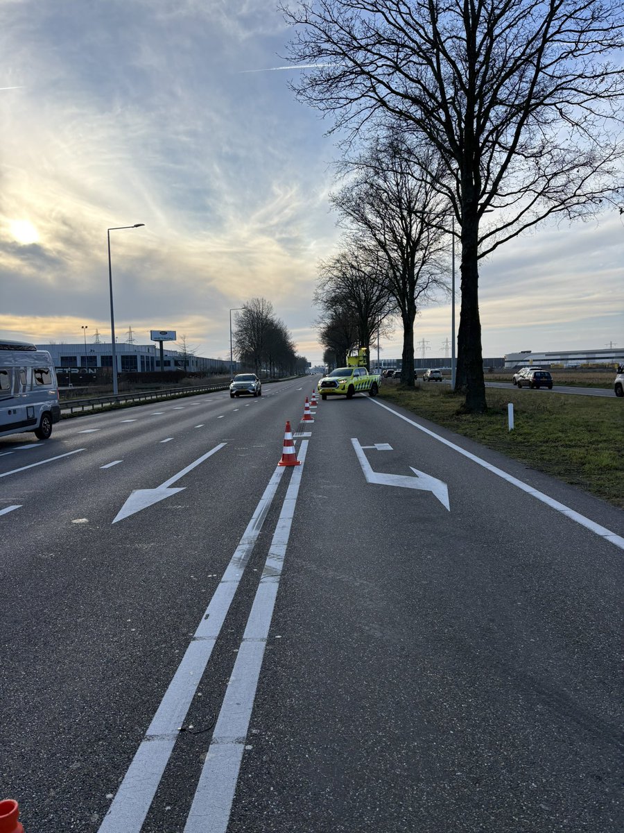 WIS_Marcel_'s tweet photo. Terwijl de aannemer mijn afzetting had overgenomen en de zware berger ter plaatse kwam zag ik dat er een auto was stilgevallen op de #N275 bij het kruispunt voor mij, daar ook maar even een berging voor opgestart en beveiligd. Zo helpen we ook soms op de provinciale wegen. https://t.co/zO7SGUK618