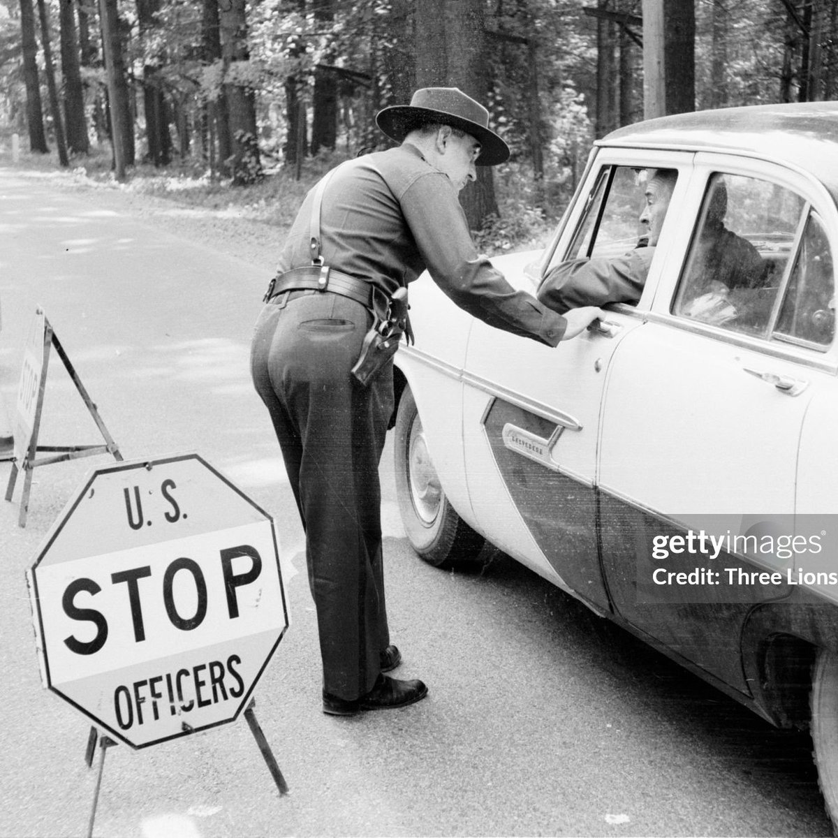 dieworkwear's tweet image. I wrote something for Politico about the real issue with Greg Bovino's overcoat. IMO, it isn't about whether the overcoat is tied to any particular regime, but about how immigration enforcement has become increasingly warlike in terms of strategy, discourse, and dress. 🧵