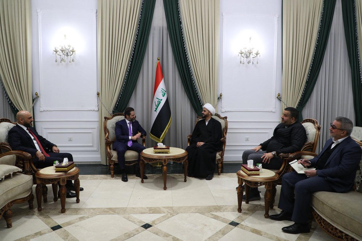 khazalimedia's tweet photo. الشيخ الأمين خلالَ استقبالِه السيّد قوباد طالباني يشدّدُ على التوافقِ الكردي والاستحقاقات الدستوريّة

استقبلَ الأمين العام لحركةِ عصائبِ أهل الحق، سماحةَ الشيخ قيس الخزعلي، في مكتبِه ببغداد، نائبَ رئيسِ وزراء حكومة إقليم كردستان، السيّدَ قوباد طالباني.

وجرى خلالَ اللقاءِ بحث آخرِ المستجدّاتِ على الساحةِ السياسيّةِ والأمنيّةِ العراقيّةِ، والتأكيدُ على أهميّةِ الالتزامِ بالتوقيتاتِ الدستوريّةِ في اختيارِ رئيسِ الجمهوريّة، وضرورةِ العملِ على تحقيقِ التوافقِ السياسيِّ بينَ القوى الكرديّةِ بما يُسهمُ في إنجازِ هذا الاستحقاقِ الدستوري، وبما ينعكسُ إيجاباً على استقرارِ العمليّةِ السياسيّةِ في البلاد.

من جانبِه، أكّدَ سماحةُ الشيخِ الخزعلي موقفَ الحركةِ الداعمَ للالتزامِ الكاملِ بالتوقيتاتِ الدستوريّة، وحرصَها على ضمانِ حقِّ جميع المكوّناتِ والقوى السياسيّةِ في المشاركةِ الفاعلةِ بتشكيلِ الحكومة، بما يحقّقُ التوازنَ الوطنيَّ ويعزّزُ مسارَ الاستقرارِ السياسي.