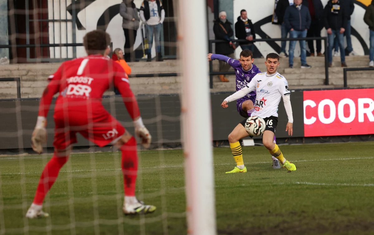 kbeerschotva's tweet photo. 58’ |0-0| Onze Mannekes blijven ook in de tweede helft de gevaarlijkste ploeg. Van Eenoo test de reflexen van Troost.
#LOKBEE #WeAre13 https://t.co/gstmigOO2o