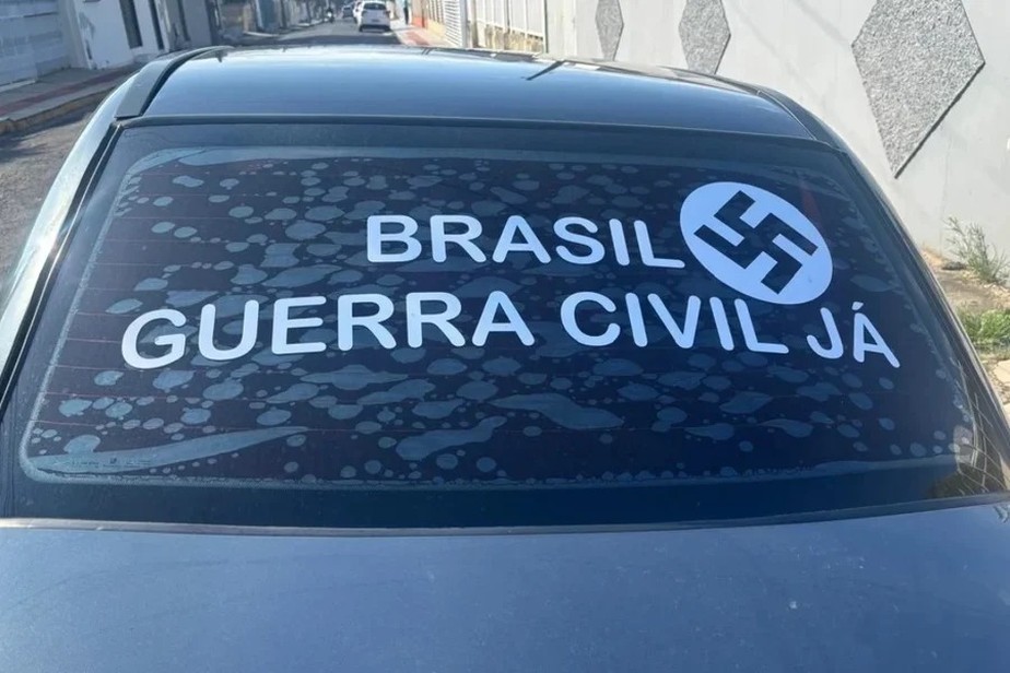 Se alguém adivinhar em q estado esse veículo com a suástica nazista estava circulando,  ganha um jantar com a Julia zanatta 🤮