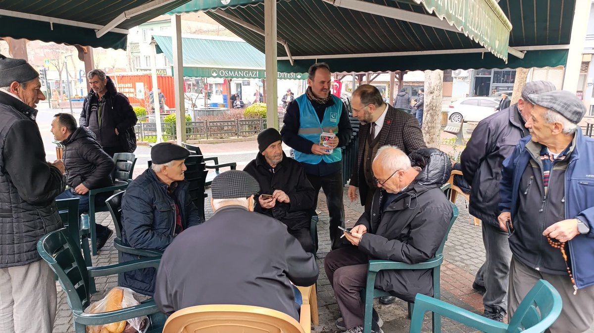 SPOsmangazi's tweet photo. 📍 Yeşilova Mahallesi Buluşması

İlçe Başkanımız Ali Öncel, Yeşilova Mahalle Meydanı’nda kıymetli hemşehrilerimizle bir araya gelerek hasbihal etti. Vatandaşlarımızın talep ve görüşlerini dinleyen Başkanımız, samimi sohbetler eşliğinde gönül köprüleri kurdu. https://t.co/2LAwgVaXzw