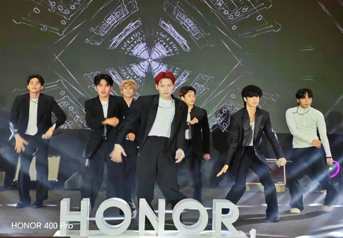 Spotted: HORI7ON at the first ever HONOR Fan Fest at SM Megamall on Saturday, January 24.

#HONOR #HORI7ON