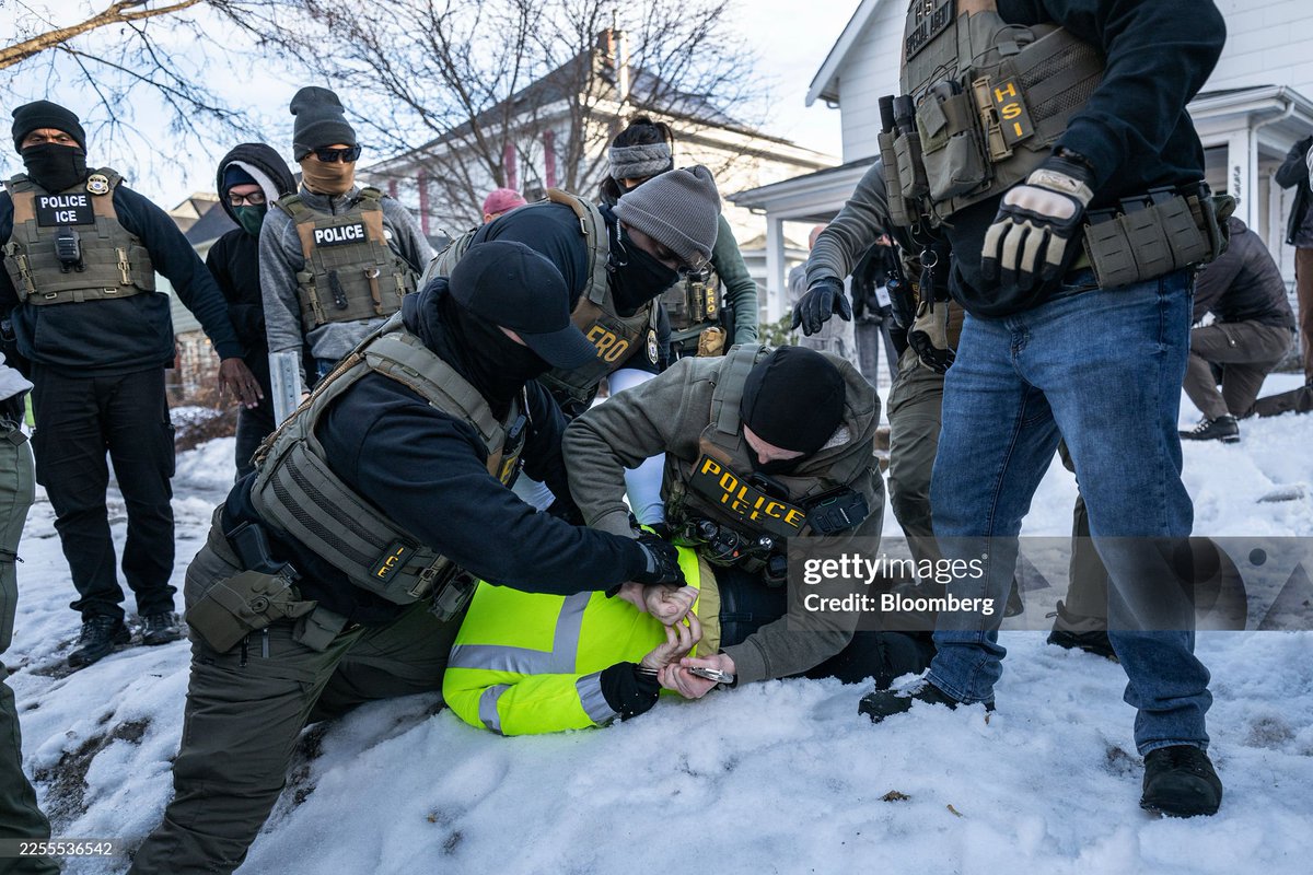 dieworkwear's tweet image. I wrote something for Politico about the real issue with Greg Bovino's overcoat. IMO, it isn't about whether the overcoat is tied to any particular regime, but about how immigration enforcement has become increasingly warlike in terms of strategy, discourse, and dress. 🧵