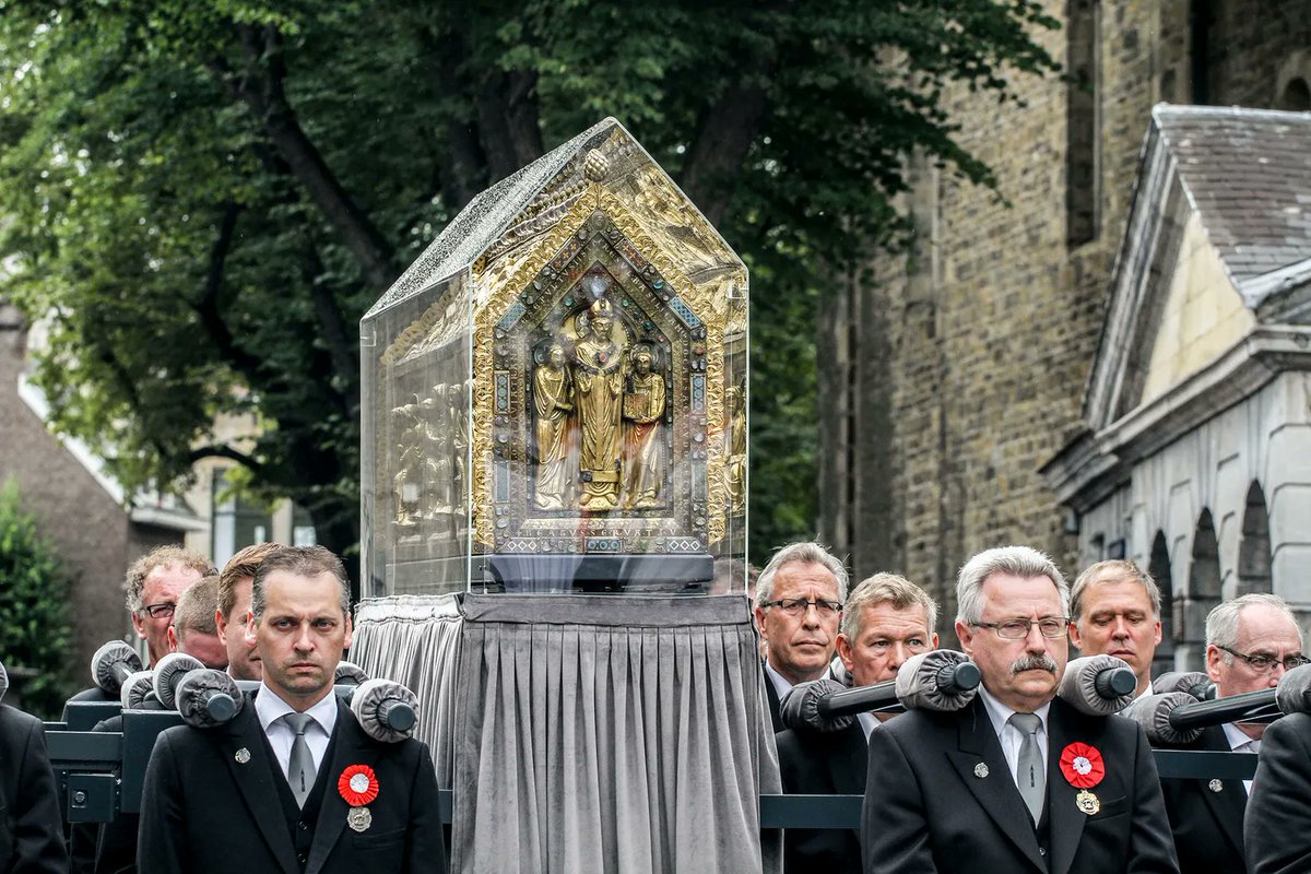 nexus_fidei's tweet photo. This is what revival looks like: every 7 years in June, Catholics in Maastricht walk a 700-year pilgrimage route with the relics of St. Servatius. A tradition that had been banned is once again bringing people together in faith. https://t.co/VrMcSK3GIg https://t.co/Sr6NyXprOR