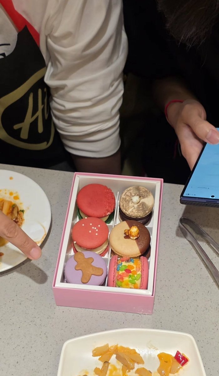 poy1993w's tweet image. พี่ๆช่วยกันเลี้ยงน้องภูวินทร์ สนุกน้องแหละ น่ารักๆๆๆ 📷IGs : tictactop | tawan_v 

#winmetawin #phuwintang